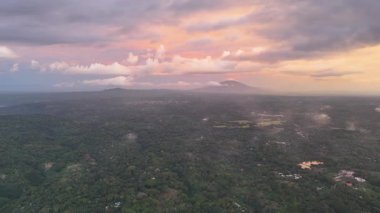 Şok edici günbatımı, Nikaragua 'daki canlı yeşil tepeler ve vadilerin üzerindeki gökyüzünü aydınlatır. Huzurlu ve manzaralı bir manzara sağlar..