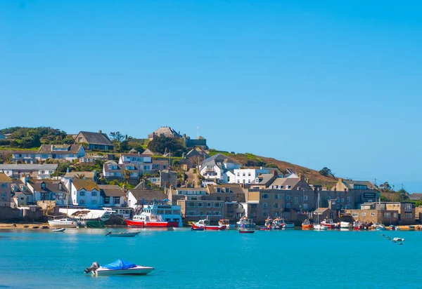 Cornish sahilinde, Scilly Adaları'nda yer alan St Mary Limanı'nın güzel manzarası. Liman adanın ana limanıdır.. 