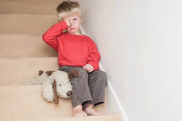 Μοναχικό Αναστατωμένα Παιδί Που Κάθεται Στις Σκάλες Στο Σπίτι Αρκουδάκι — Φωτογραφία Αρχείου