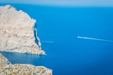 Majorca 'daki Akdeniz manzaralı Formentor şapkasının heybetli uçurumları