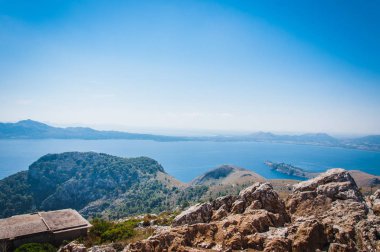 Majorca 'daki Akdeniz manzaralı Formentor şapkasının heybetli uçurumları