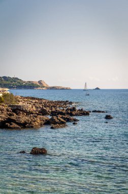 Deniz ve Mayorka kayalık kıyılarında Yelkenli ile