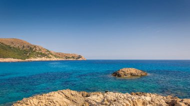 Deniz ve tatil için Mallorca kayalık sahil