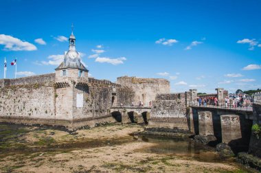 Köprü ve hendek kapalı şehir concarneau girişinin önünde