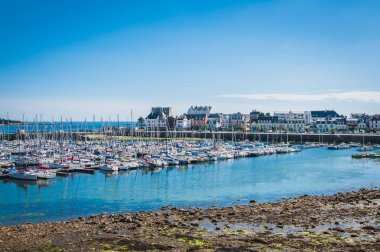 concarneau limanında demirleyen tekneleri