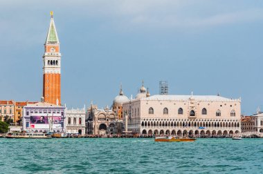 Bazilika, campanile ve Venedik'te San Marco meydanında Doge Sarayı