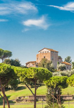 Roma 'daki Roma Konağı, İtalya' daki Kolezyum 'un çevresindeki Roma Konferansı' na.