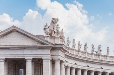 Bernini 'nin Roma' dan İtalya 'daki Vatikan' a kadar St. Peter Meydanı 'ndaki sütunları.