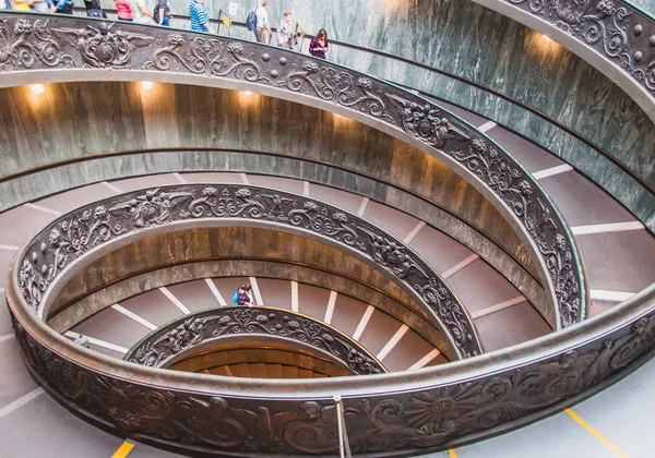 意大利罗马梵蒂冈博物馆的婆罗门特双螺旋楼梯 — 图库照片