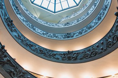 İtalya, Roma 'daki Vatikan Müzesi' nde Bramante çift sarmal merdiven