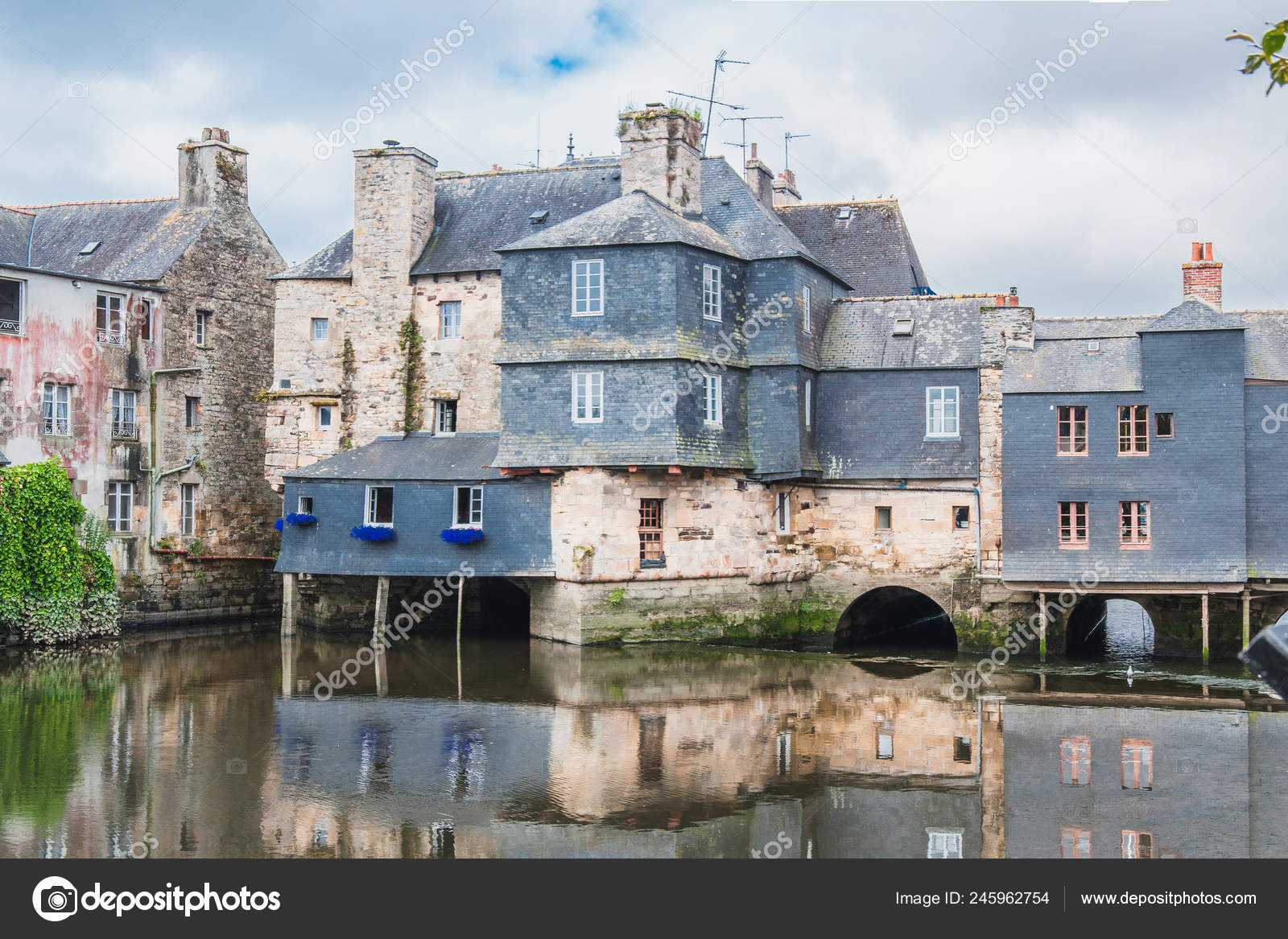 Pont Rohan Dans Centre Ville Landerneau Dans Finistere France Image Libre De Droit Par Raphtong C 245962754