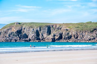 Finistere 'de Atlantik Okyanusu plajında kayalıklar