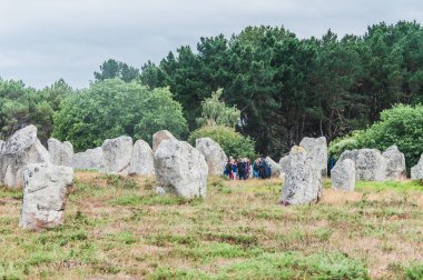 Carnac Dnas 'taki Menhir tarlaları Britanya' daki Morbihan, Fransa