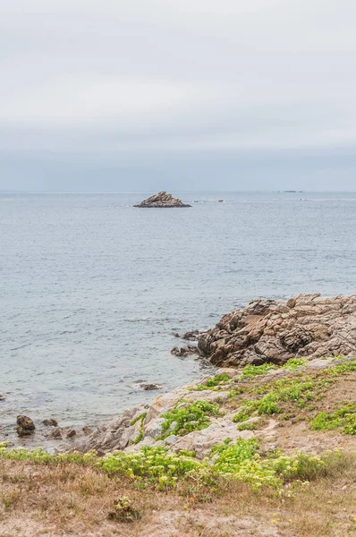 Ranta ja kallio Quiberonissa Morbihanissa Ranskassa — kuvapankkivalokuva