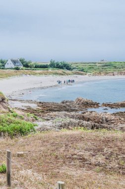 Fransa'da Morbihan Quiberon Plaj ve uçurum 