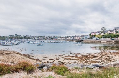 Tekneleri ile Camaret-sur-mer Limanı, deniz feneri, Finis