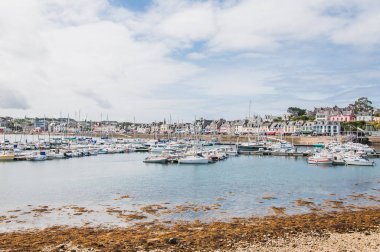 Tekneleri ile Camaret-sur-mer Limanı, deniz feneri, Finis