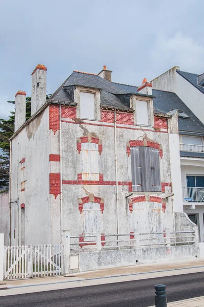 Verlaten huis in Quiberon in de Morbihan in Frankrijk, op de PE — Stockfoto