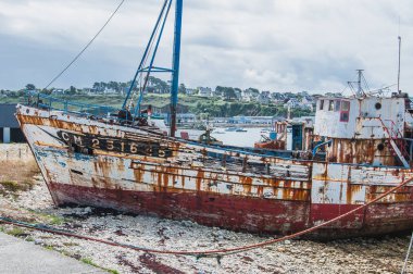 Tekneleri ile Camaret-sur-mer Limanı, deniz feneri, Finistere