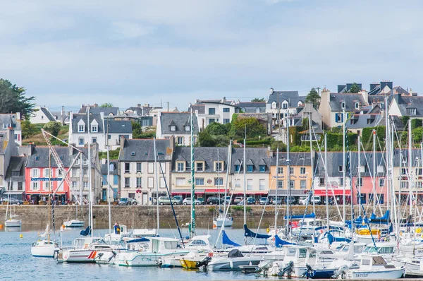 Port of Camaret-sur-Mer a hajók, a világítótorony, a Finistere — Stock Fotó