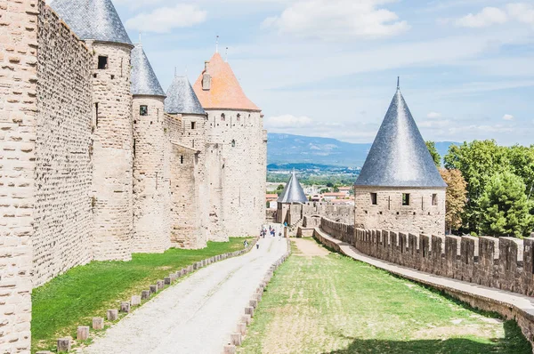Wallen van de middeleeuwse stad Carcassonne in Frankrijk — Stockfoto