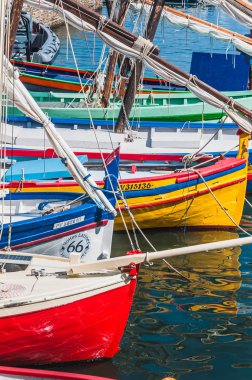Collioure limanında teknelerin pitoresk görünümü, Fransa