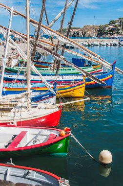 Collioure limanında teknelerin pitoresk görünümü, Fransa
