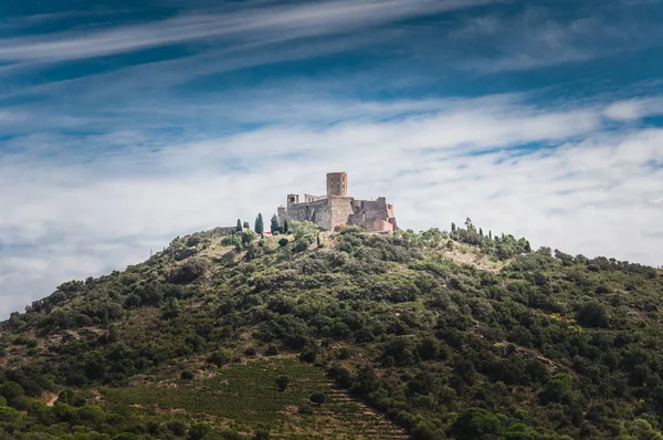 Fort Saint-Elme op de top van een heuvel in Collioure, Frankrijk — Stockfoto