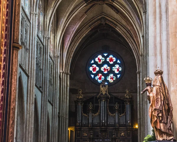 Γοτθικός καθεδρικός ναός Sainte-Marie στο κέντρο του Μπαγιόν στη Γαλλία — Φωτογραφία Αρχείου