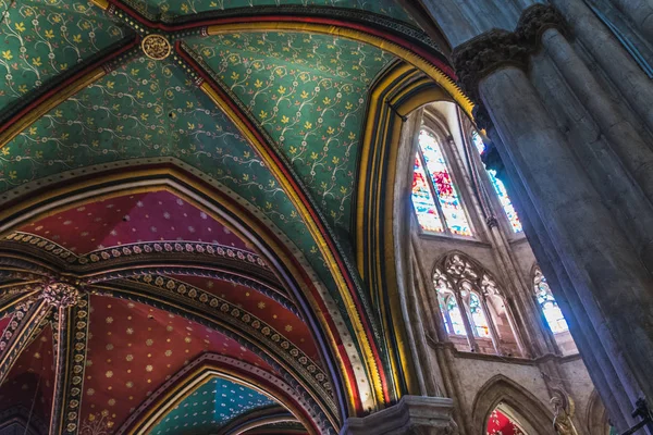 Готический собор Святой Марии в центре Байонны во Франции — стоковое фото