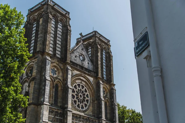 Igreja de Santo André no centro da cidade de Bayonne, na França — Fotografia de Stock