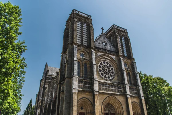 Igreja de Santo André no centro da cidade de Bayonne, na França — Fotografia de Stock