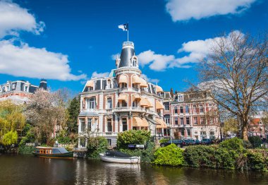 Hollanda, Amsterdam 'da kanalların kenarındaki tuğla binalar.