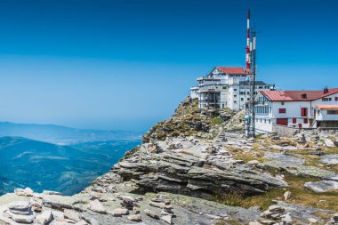 Fransa 'nın Pirenes Atlantik bölgesindeki Rhune Dağı' nda han ve iletişim anteni.