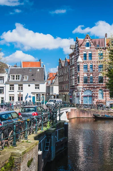 Τούβλα Στην Άκρη Των Καναλιών Στο Άμστερνταμ Των Κάτω Χωρών — Φωτογραφία Αρχείου