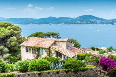 Saint-Tropez 'de Fransa' nın güneyinde tipik bir ev.