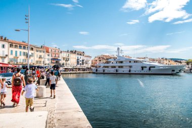 Saint-Tropez ve Fransa 'daki balıkçılık limanı ve yatları