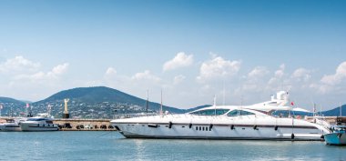 Saint-Tropez ve Fransa 'daki balıkçılık limanı ve yatları