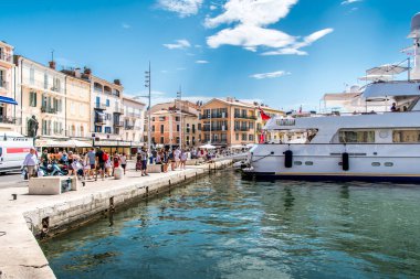 Saint-Tropez ve Fransa 'daki balıkçılık limanı ve yatları