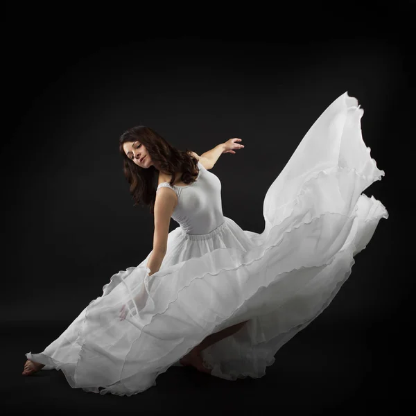 Chica joven bailando ballet en el estudio. Vestido, plástico Imágenes de stock libres de derechos