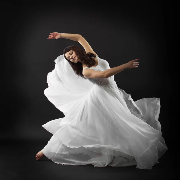 Chica joven bailando ballet en el estudio. Vestido, plástico Fotos de stock