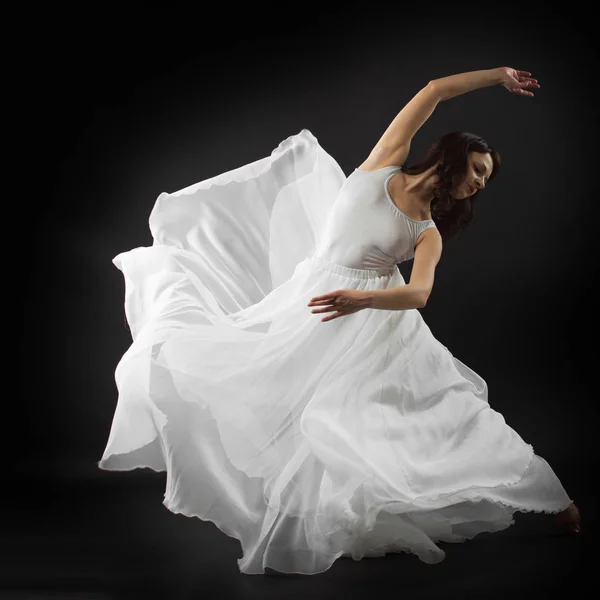 Menina dançando balé no estúdio. Vestido, plástico Imagens De Bancos De Imagens