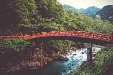 Futarasan jinja. Kırmızı ahşap Shinkyo Köprüsü, Nikko, Japonya