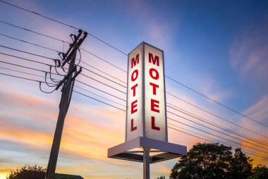 Vintage motel ışık işareti gün batımında, Yeni Zelanda