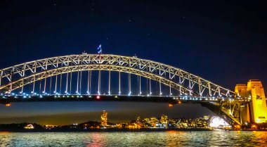 Sydney Harbour Bridge ve tekne gece, Avustralya