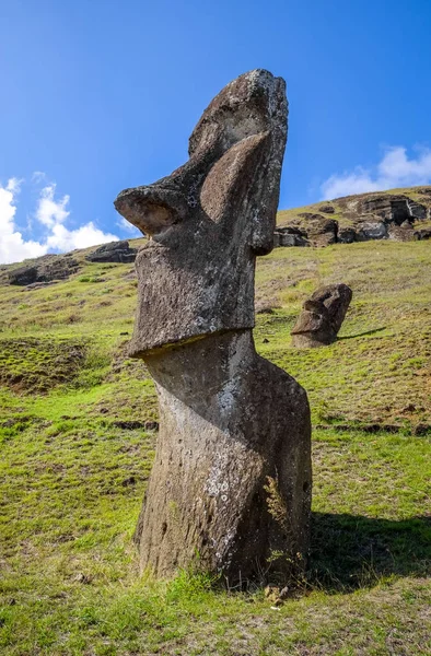 Moais 雕像上拉诺雷诺阿火山 复活节岛 — 图库照片