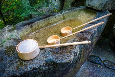 Arıtma Çeşmede bir tapınak içinde Arashiyama, Kyoto, Japonya