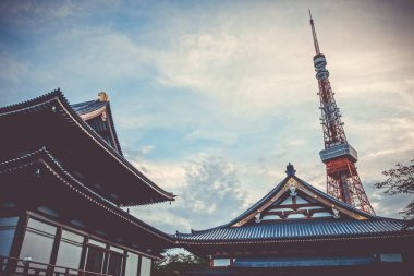 Gün batımında, Japonya Zojo-ji Tapınağı ve Tokyo kule