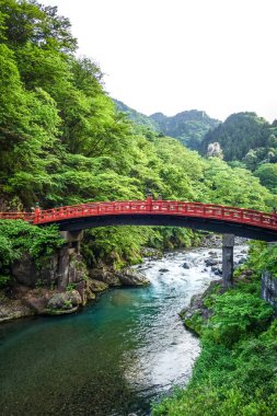 Futarasan jinja. Kırmızı ahşap Shinkyo Köprüsü, Nikko, Japonya