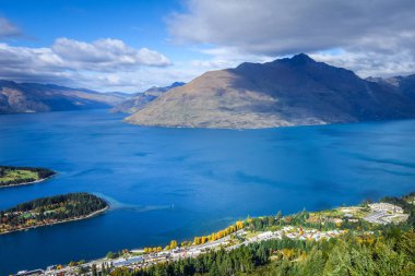 Lake Wakatipu ve Queenstown havadan görünümü, Yeni Zelanda